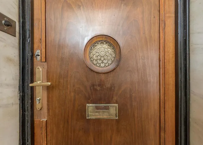 Astoria Balcony アパート